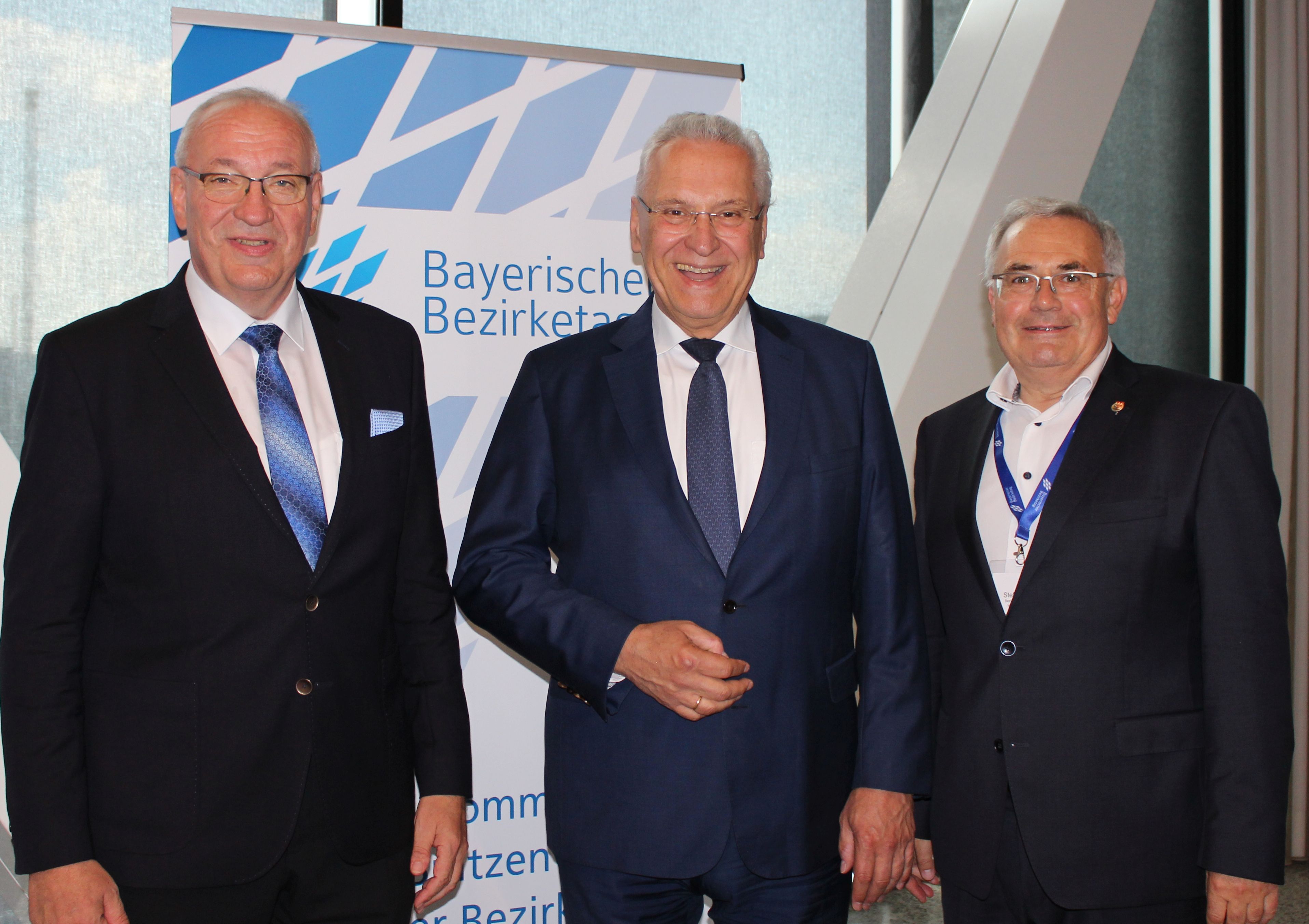 Zu sehen sind Verbandspräsident Franz Löffler, Staatsminister Joachim Herrmann und Bezirkstagspräsident Stefan Funk